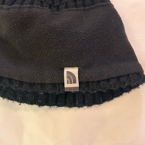 The North Face Black Mountain Beanie for a high-end outdoors look. Black - Picture 3 of 3